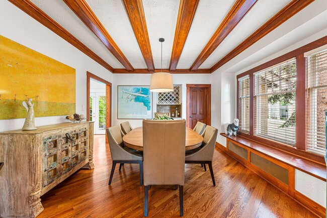 Building Photo - LOCATION LOCATION!! Stunning home located ...