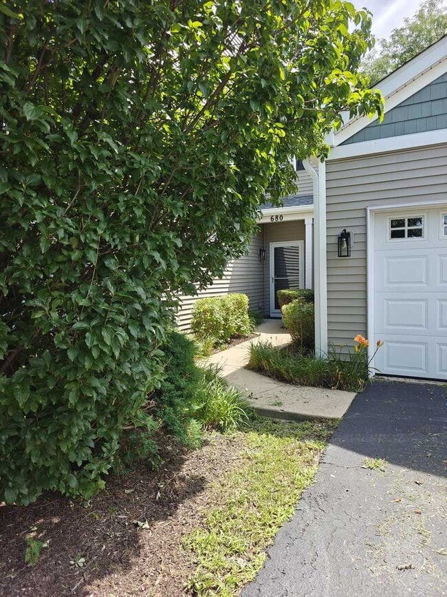 Building Photo - 680 Meadowridge Dr