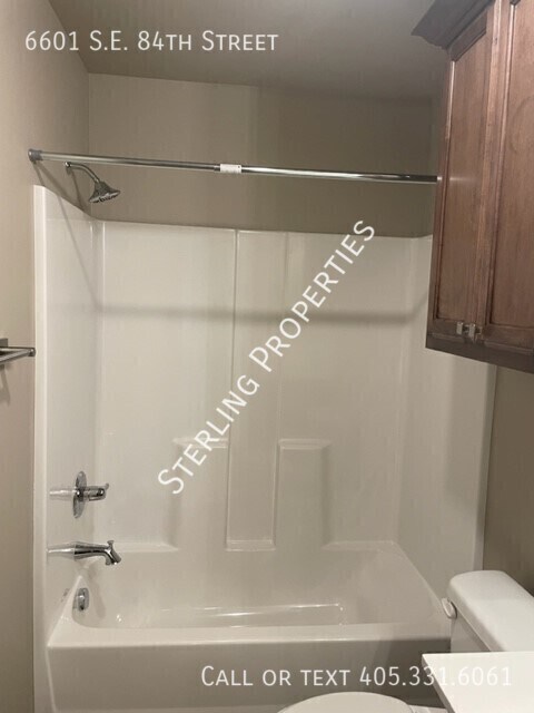 Building Photo - 6601 SE 84th St