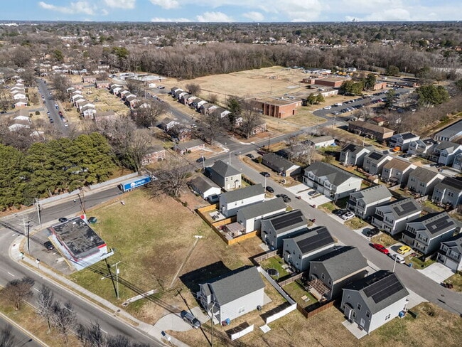 Building Photo - 812 Somb Moore Ways