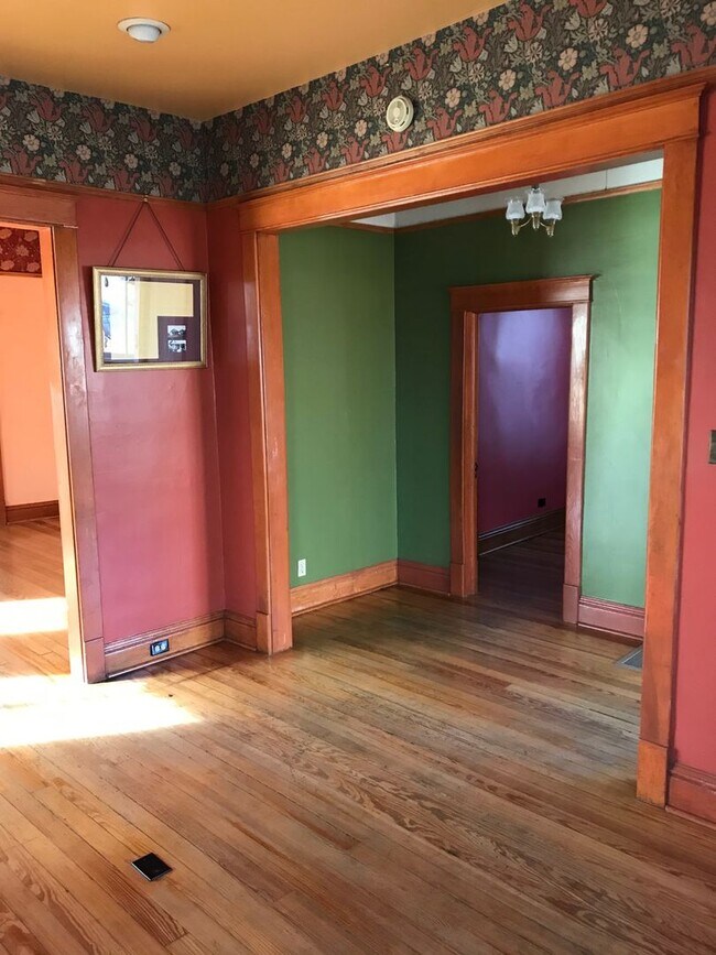 Building Photo - HISTORIC QUEEN ANNE 3 Bedroom  2 Bath
