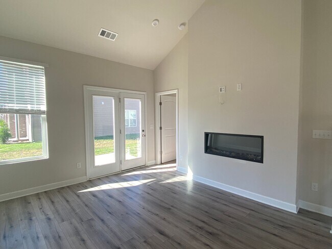 Building Photo - End Unit Townhome in Lebanon / 3 Spacious Bedrooms / Loft Area / 1 Car Garage / Back Patio