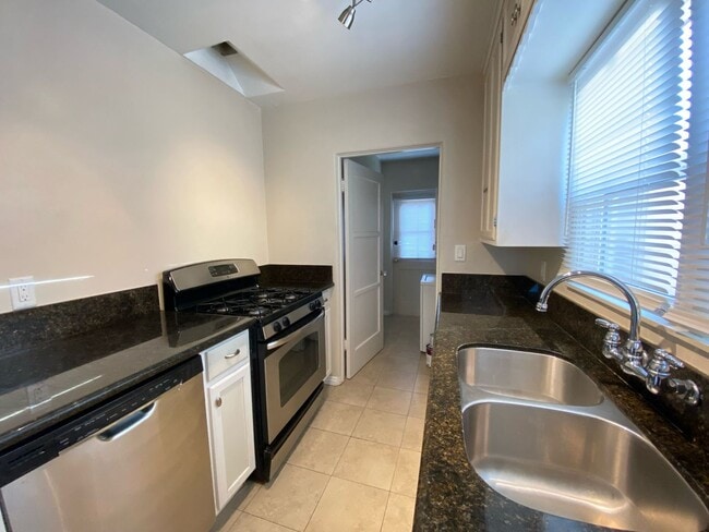 Building Photo - LARGE PRIVATE EXCLUSIVE PATIO! EXCLUSIVE U...