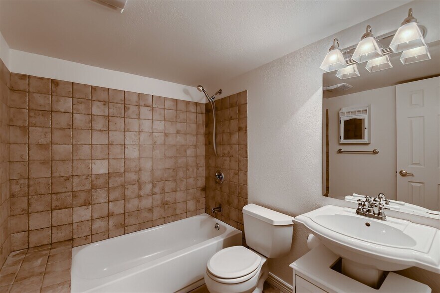 Building Photo - 2625 Fernwood Pl