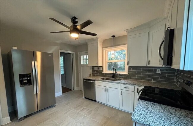 Building Photo - 3427 Eastway Dr
