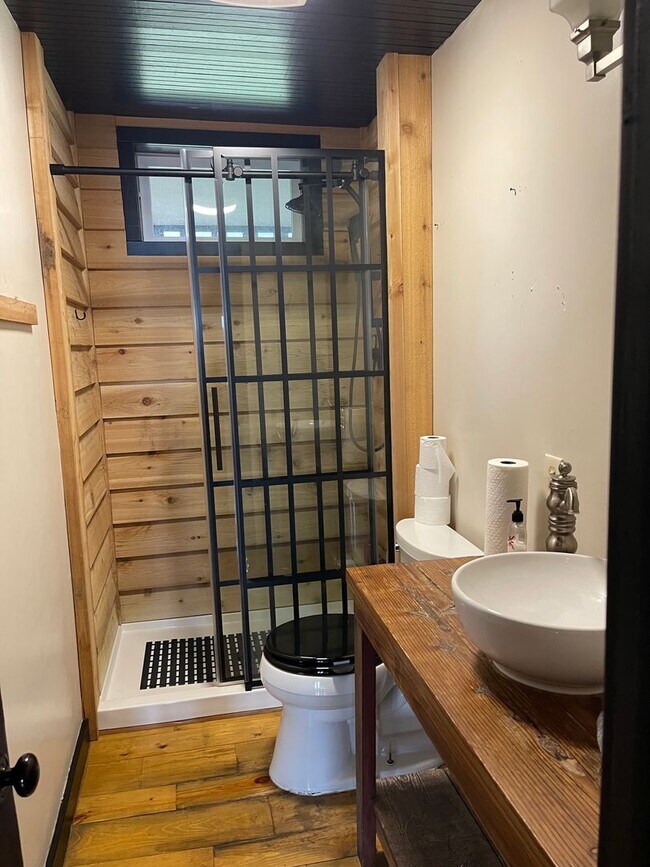 Building Photo - Unique LAKE FRONT cabin for Lease! Steps to water, BEAUTIFUL VIEW! Beaver Lake Garfield area.