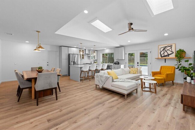 Building Photo - 8806 Ridgehill Dr