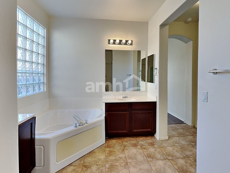 Building Photo - 14838 W Columbine Dr