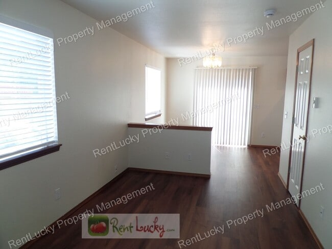 Building Photo - Fabulous 2-Bedroom Duplex w/Attached Garag...
