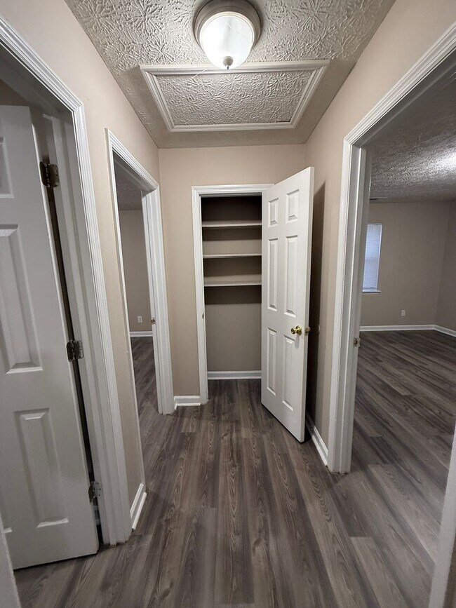 Building Photo - 2071/2073 Cantrell Ln