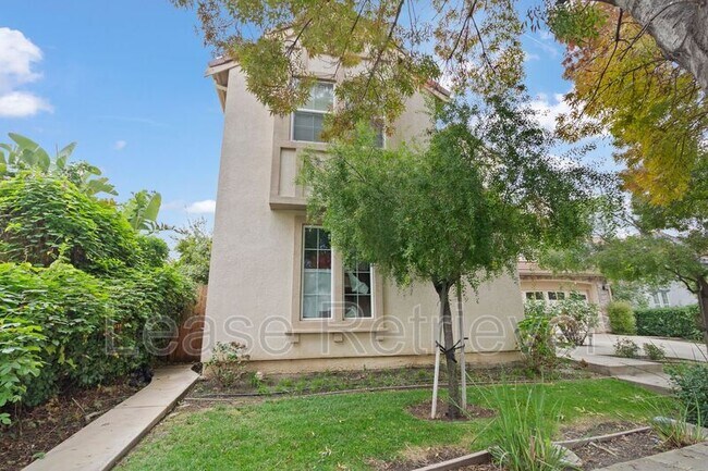 Building Photo - 265-269 S Sonrisa St