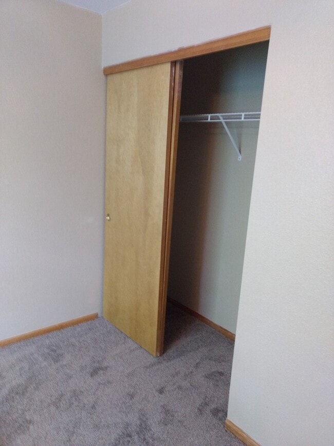 Building Photo - 3 Bedroom 2 Bath House in Thornton Available Now!