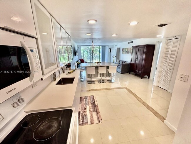 Building Photo - 3051 S Palm Aire Dr