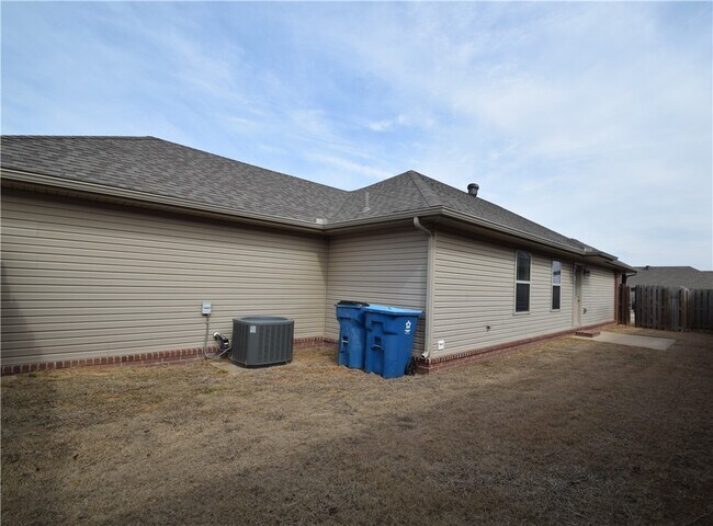 Building Photo - 710 SW Willowpoint Rd