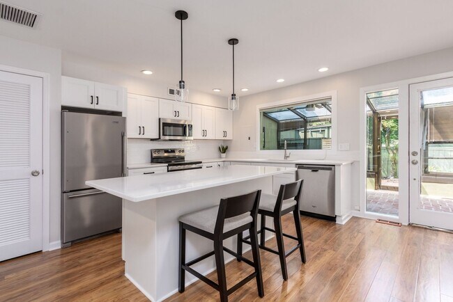 Building Photo - 7 Belaire Way