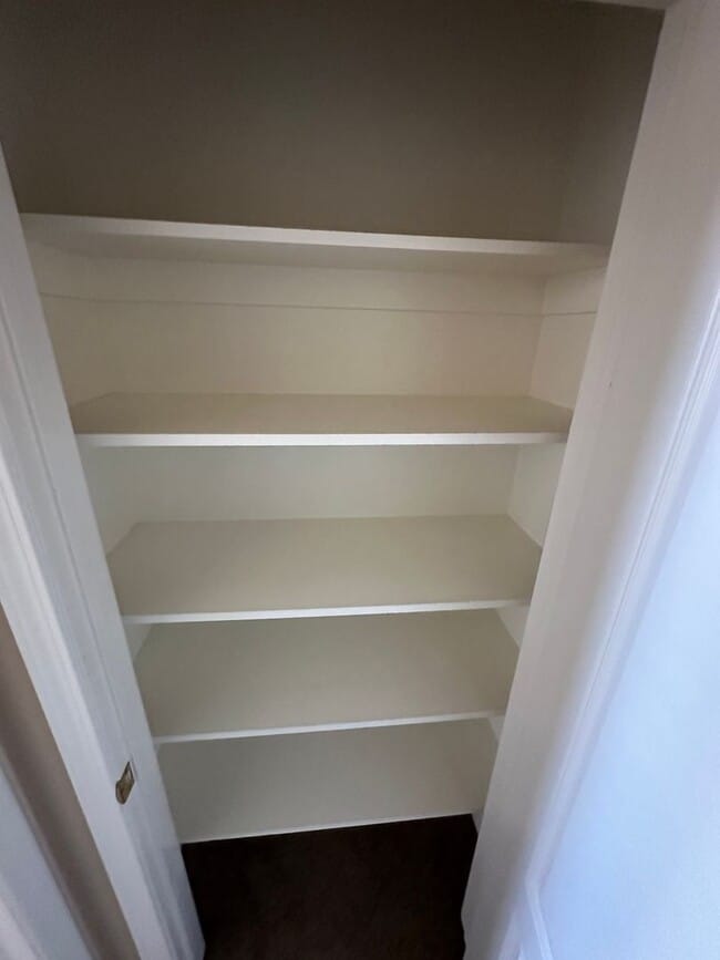 Building Photo - Spacious and inviting 4-bedroom, 2-bathroom home in a desirable Bakersfield neighborhood!