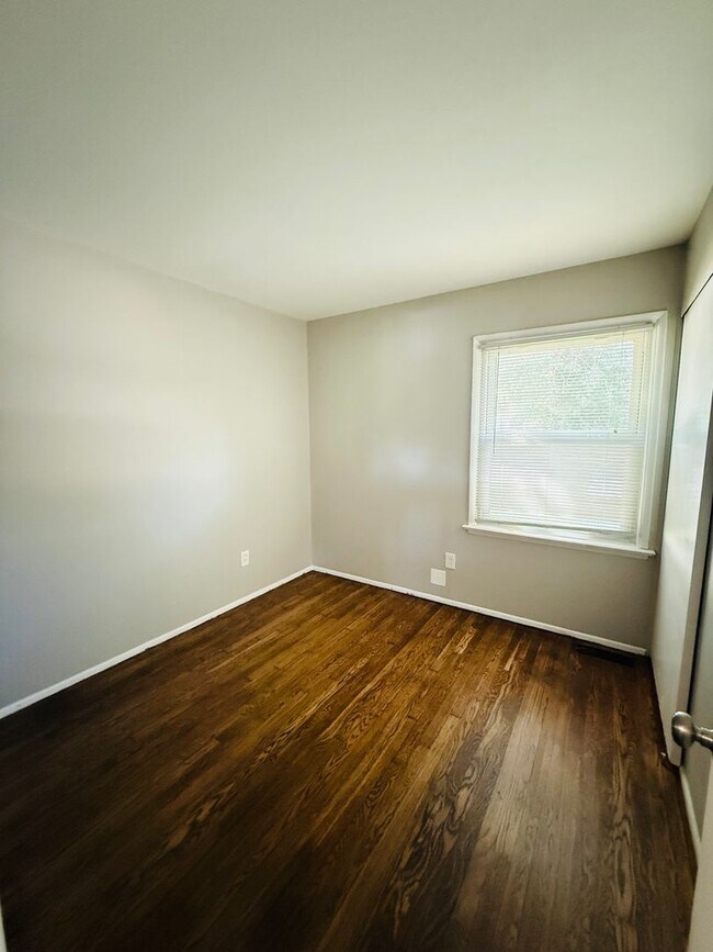 Building Photo - 3 Bedroom 1 bathroom home for rent in Hazelwood