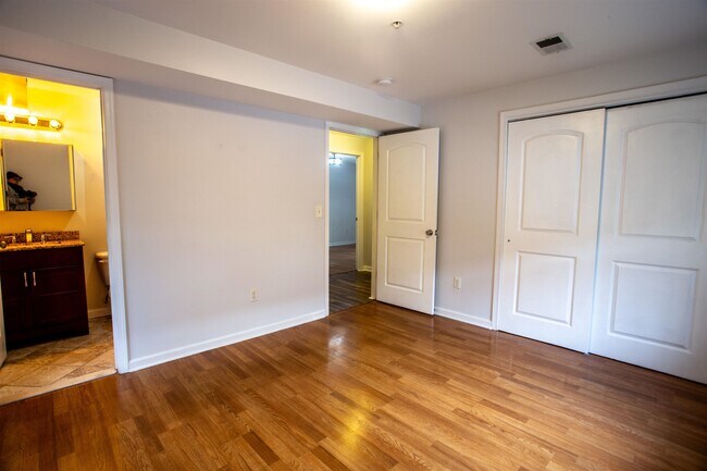 Building Photo - 171 Clifford St