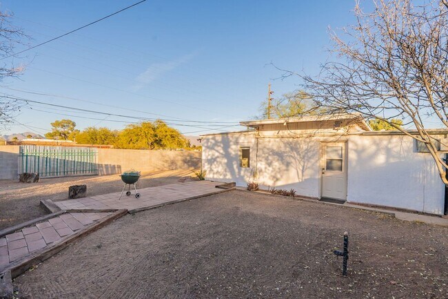 Building Photo - 1447 E Lester St