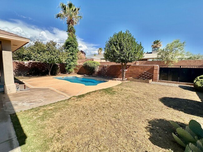 Building Photo - 1104 San Miguel St