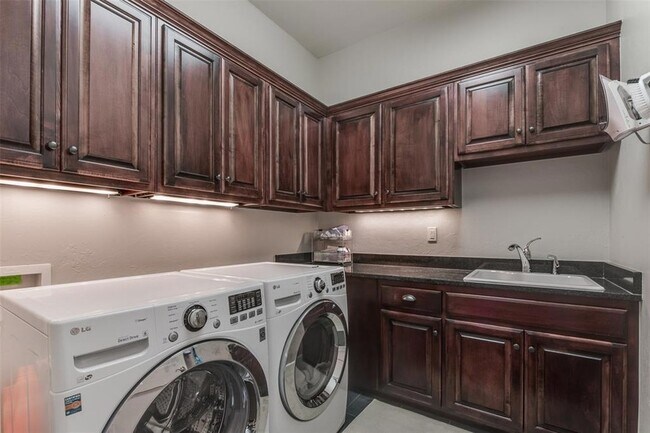 Building Photo - 418 NE 2nd St