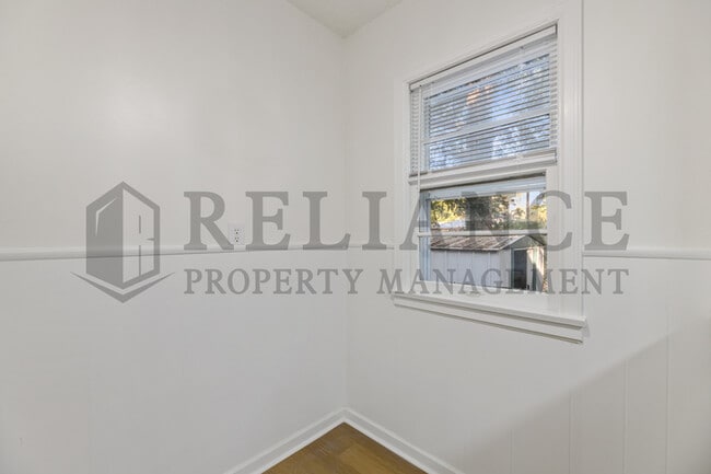 Building Photo - 2046 N Burns Ave