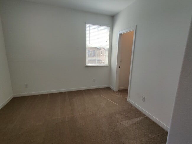 Building Photo - Beautiful 3 bedroom, 2.5 bathroom in Roseville!