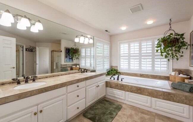 Building Photo - Beautiful West Linn 4 Bedroom Home - An En...