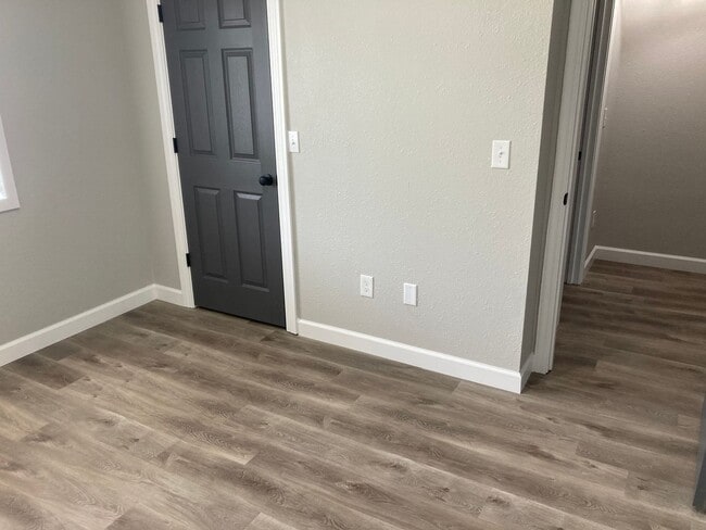 Building Photo - Newly Renovated 2 Bedroom 1.5 Bathroom Tow...