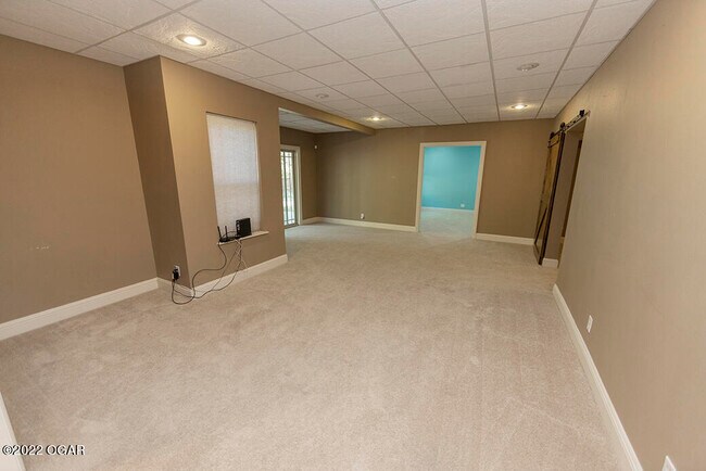 Building Photo - 2709 Summit Dr