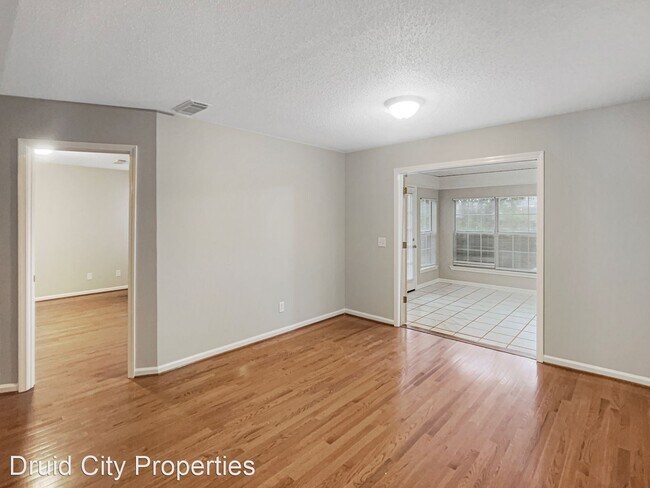 Building Photo - 3 br, 2 bath House - 1015 Mockingbird Lane