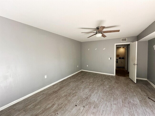 Building Photo - 1700 Embassy Dr