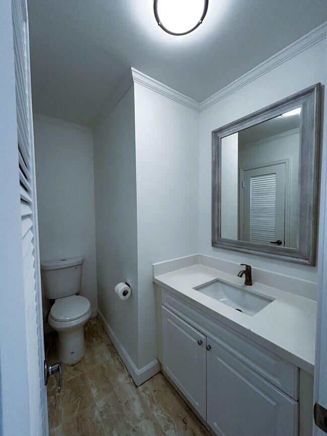 Building Photo - Large 1 Bedroom 1.5 Bath Condo - Steps from Fort Lauderdale Beach!