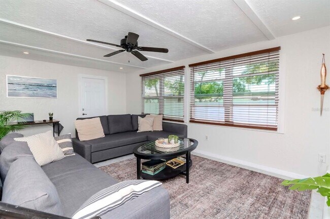 Building Photo - 1528 W River Shore Way