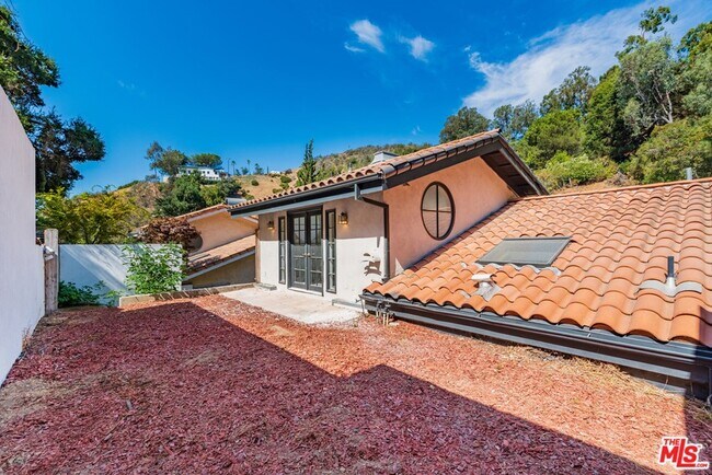 Building Photo - 8032 Willow Glen Rd