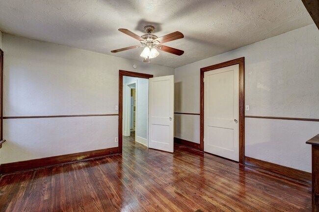 Building Photo - Lovely 1 Bed Home with new Balcony: 1407 1/2 Northwest 17th Street