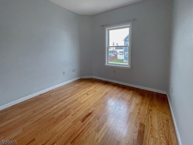 Building Photo - 560 Forest St