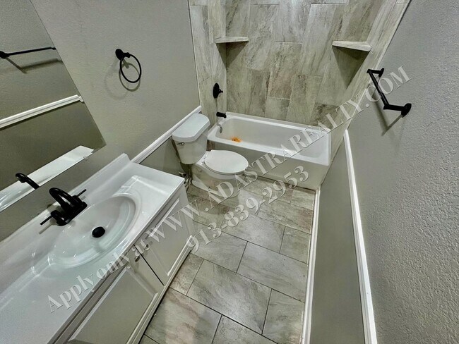 Building Photo - Nice Updated 3 Bed, 1 Bath in KCK-Availabl...