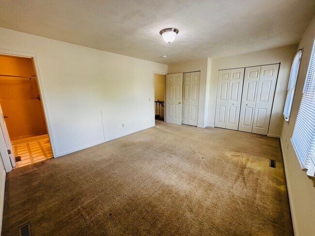 Building Photo - 4 Bedroom 3.5 Bath Townhouse