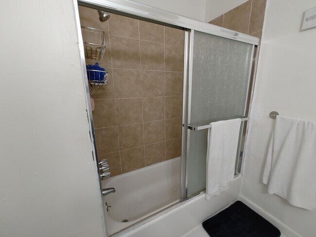 Building Photo - 1901 NW S River Dr