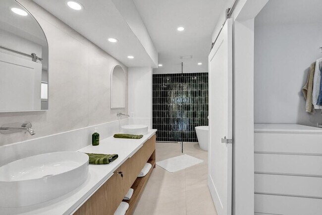 Building Photo - Northeast 31st Avenue, Fort Lauderdale, FL 33308 - 4 BR 3 BA single-family home