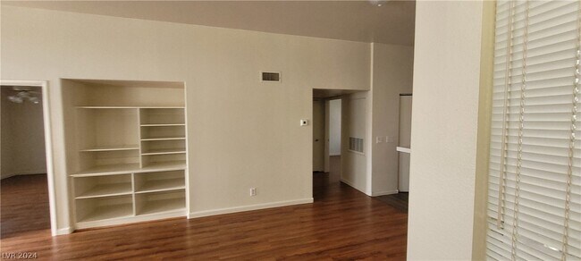 Building Photo - 3125 N Buffalo Dr