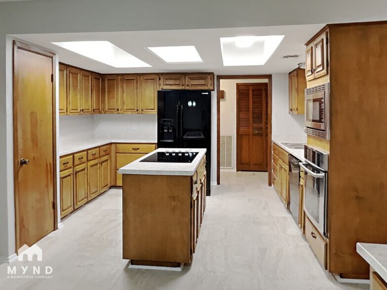 Building Photo - 15710 Fern Ridge St