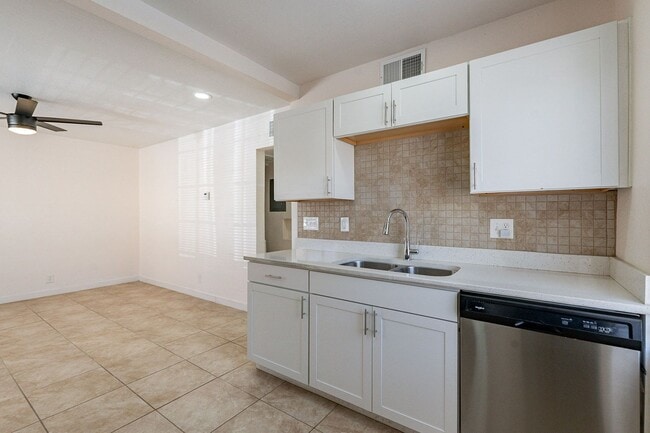 Building Photo - Two Bedrooms - Central Phoenix!