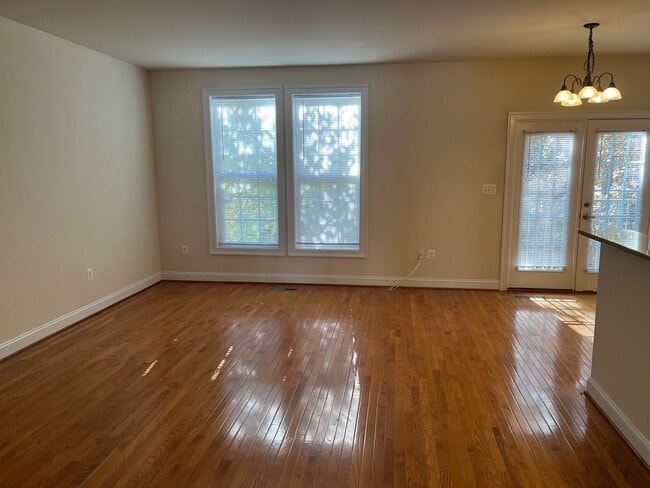 Building Photo - Large Townhouse In Haymarket