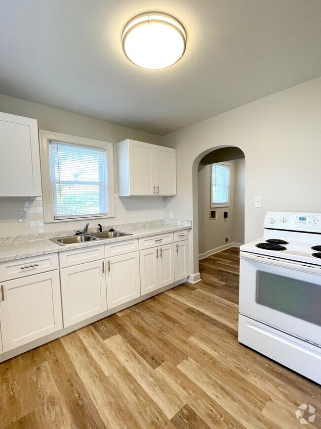 Building Photo - 2 Living Area's & 2 Car Garage - Near MSU,...