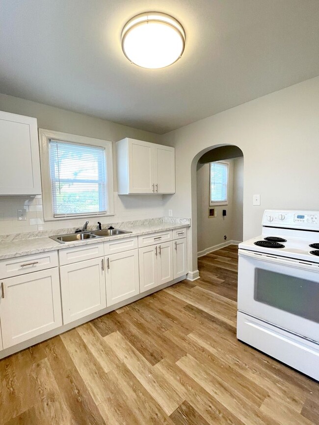 Primary Photo - 2 Living Area's & 2 Car Garage - Near MSU,...