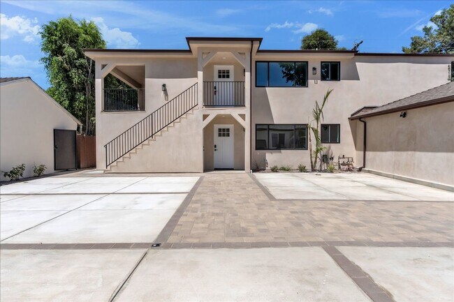 Building Photo - 6915 Encino Ave