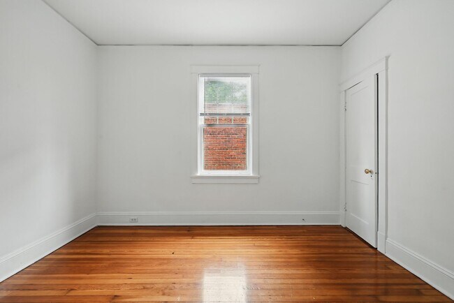 Building Photo - 4 Bedroom Highland Terrace Beauty