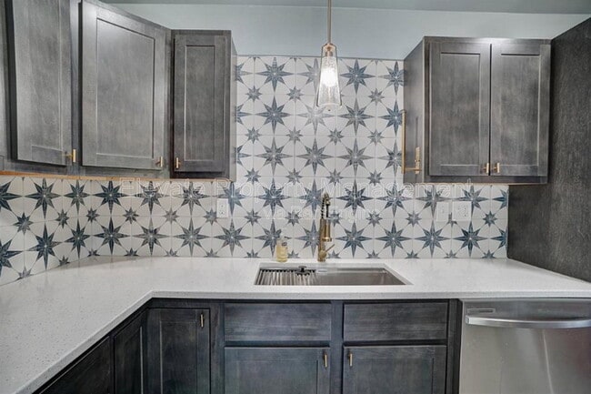 Building Photo - 1908 Sheffield Rd